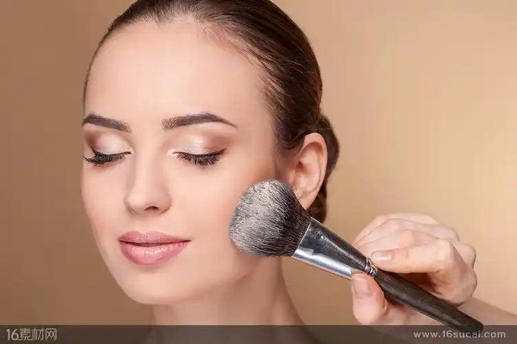 拿着化妆刷给美女化妆的人高清图片