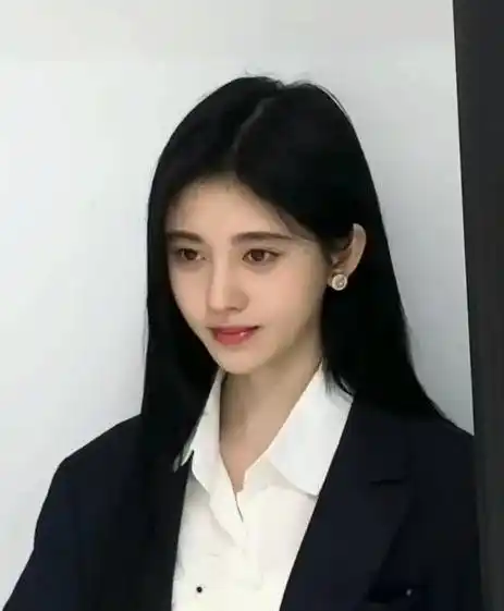 因为在剧中,景甜也曾经在素净妆容下拍摄的一个证件照,鞠婧祎的颜值