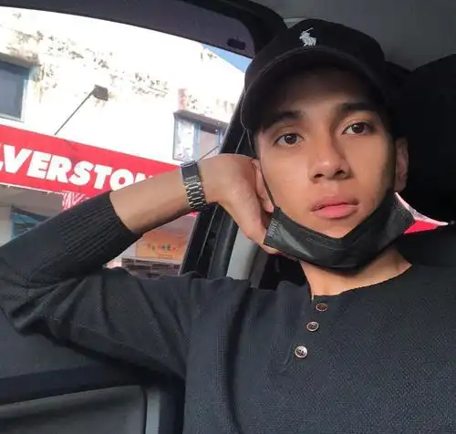 naim daniel在马来西亚非常有名,在ins上拥有100万的粉丝,他自己