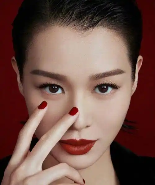 胡杏儿佘诗曼比美化身时尚大气,秦海璐笑容太心动啦_单单是_御姐_造型