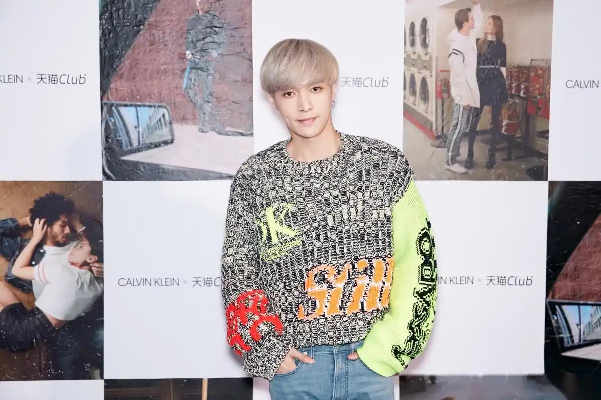 jeans与ck underwear全球双代言人张艺兴身着荧光拼色廓形粗织毛衣