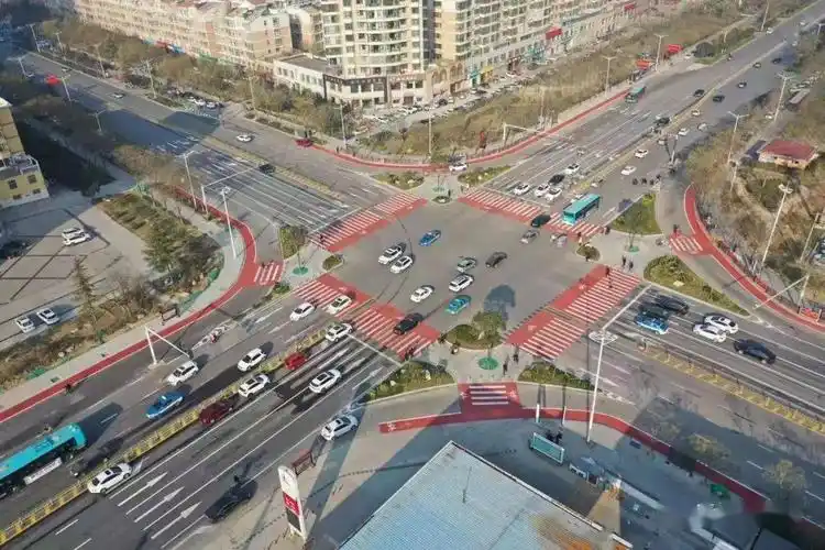 直逼一线大城市!_交叉口