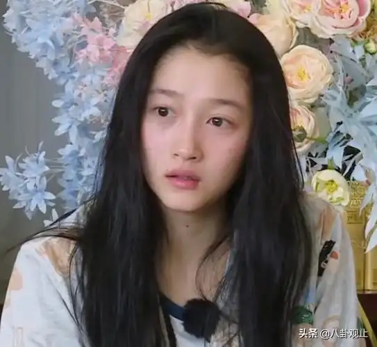 关晓彤素颜起床照火了细看她的脸部状态难怪鹿晗对她用情至深