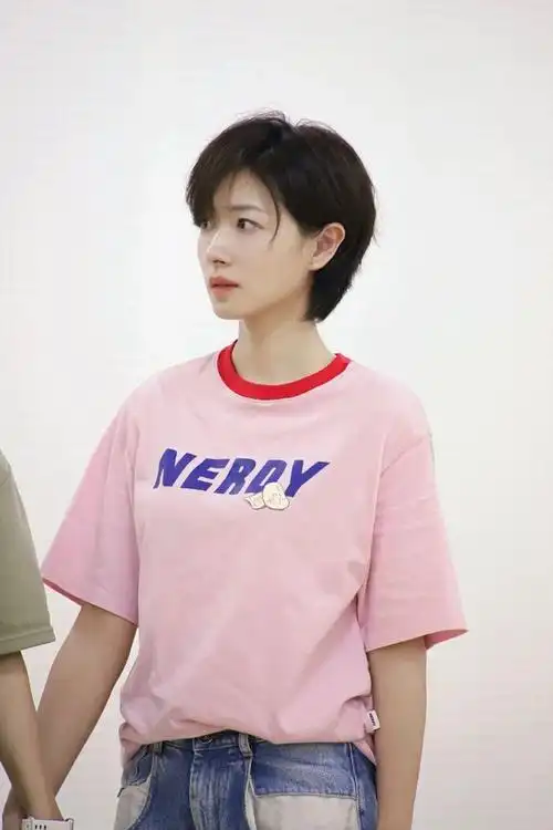 41岁的万茜剪了短发后少年感爆棚像是20岁的小姑娘