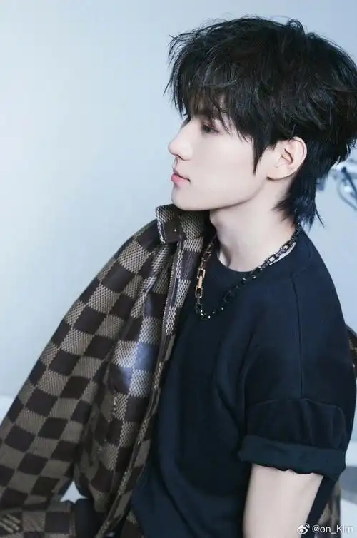 张真源提裤子,就是说这一次小张知道如何帅气提裤子了#微博之夜红毯