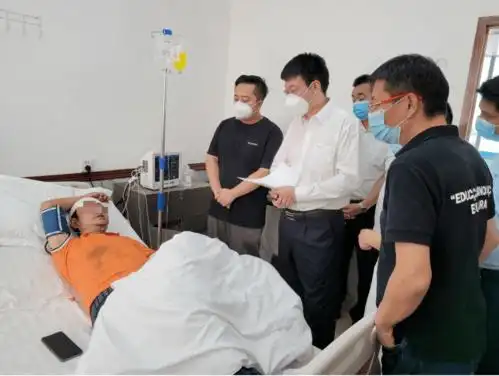 21日一早,警务参赞黎光明和领侨处王硕伟领事专程到中泰医院慰问伤者