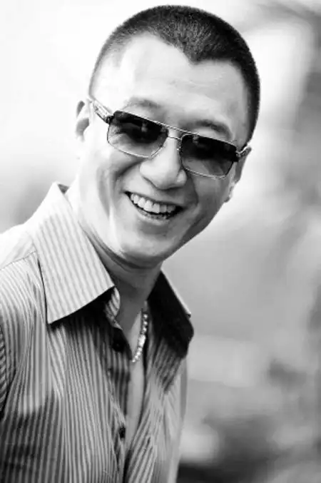 "他飞快地答道,不敢看有一天,孙红雷放学回来,走到二楼楼梯口时,看到