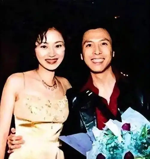 万绮雯与丈夫陈十三至今已经一同度过了多年幸福美满的生活,尽管至今