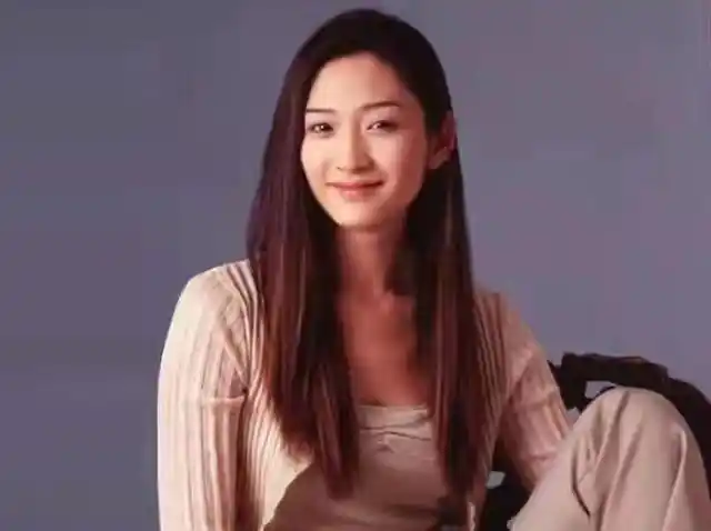 李小冉早期写真被翻出,穿开衫坐在椅子上摆拍,造型优雅身材傲人