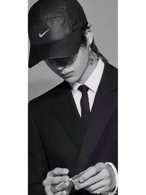 王一博  籍籍无名时  他费了好大力气走到我们眼前  高冷酷盖是会