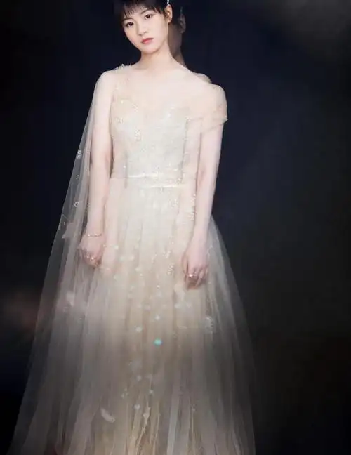 又是抽烟又是刘海李庚希的路人缘可能越来越差了