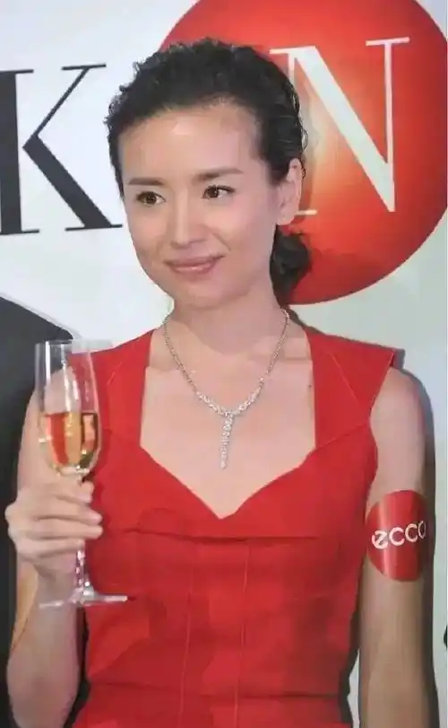 原创董洁得罪造型师厚底高跟鞋搭配红色丝袜一身红色上演非主流