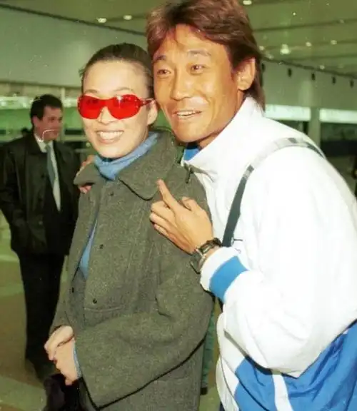 被拍与异性搂搂抱抱,对方比那英年轻许多