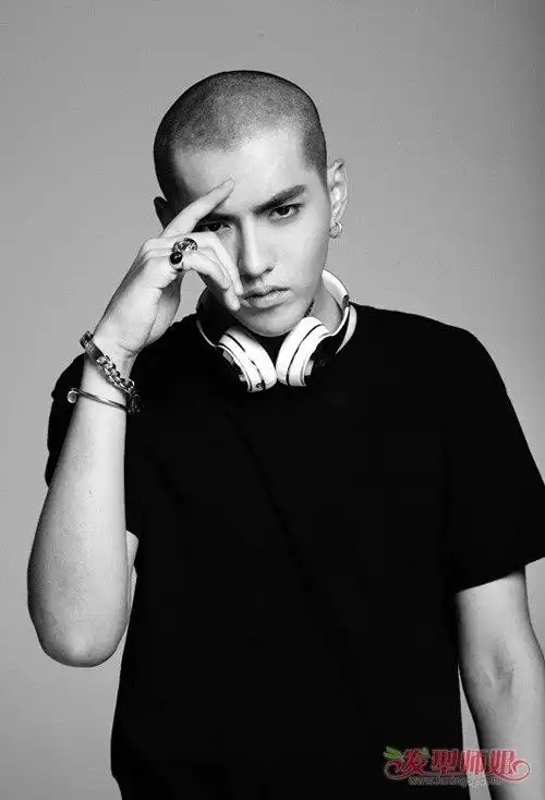 00后男生剃帅气小平头发型图片简约干练短头发酷到没有脾气