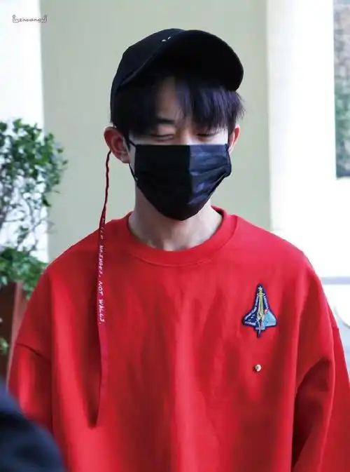 易烊千玺戴口罩小合集,可萌可酷可甜的超绝气质由内而外让人心动_网易