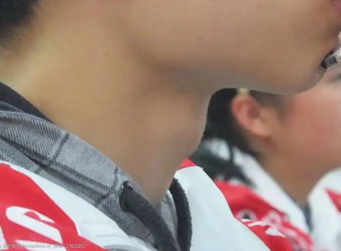 中学生喉结图片