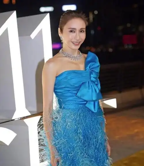 她为我们带来了不少经典人物,最近黎姿一袭蓝色连衣裙的照片被各大