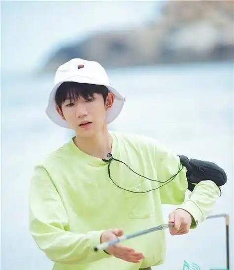 王源谈出道后真实感受,沙滩篝火生活太温暖_弟弟_节目_时间