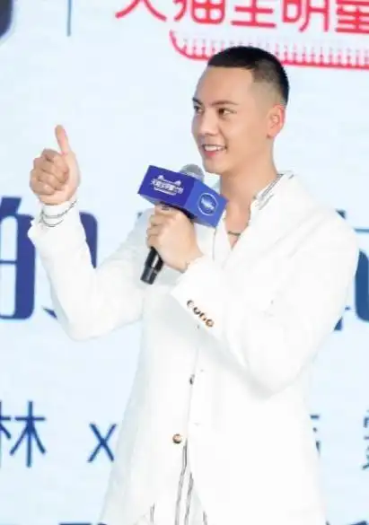 陈伟霆白色西服套装,a字版平头尽显帅气