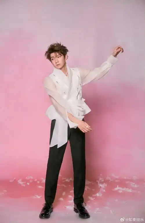 王源最新季高定##王源珍珠项链#王·高定小王子·源,今天王源的活动