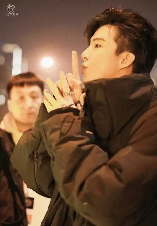 侧颜帅哥图鉴#侧颜帅哥请认准我们帅哥刘宇宁啊完美脸型配上精致五官