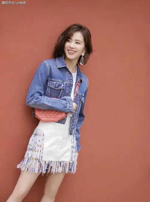 刘诗诗又穿火了"牛仔衬衫",搭配牛仔裤中性飒爽,酷炫帅气