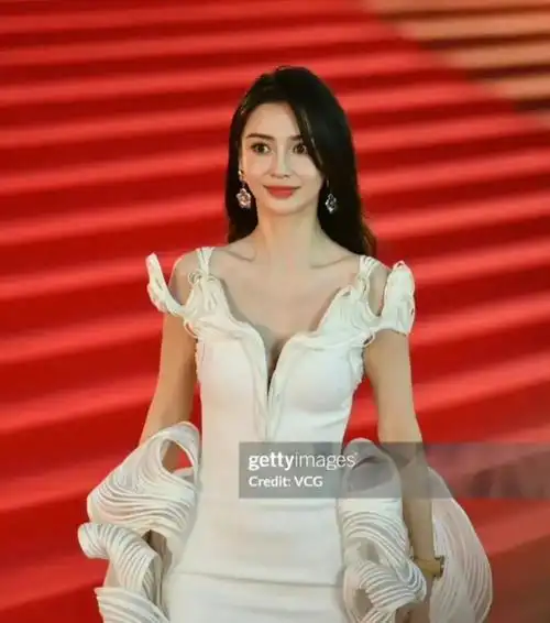 angelababy带小海绵遛狗,消费能力直转直下,神秘男子身份引热议