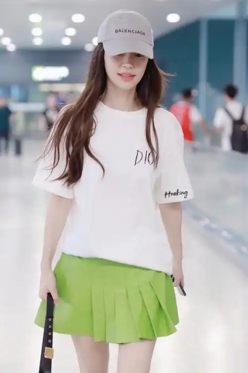 现身机场的杨颖她也太小清新了吧瘦又白的她真是太美