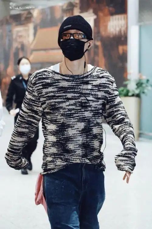 张艺兴回国机场照,潮流帅气兴哥