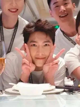 谁教杨洋这么自拍的!泰可爱啦!#杨洋军艺同学会合照比耶