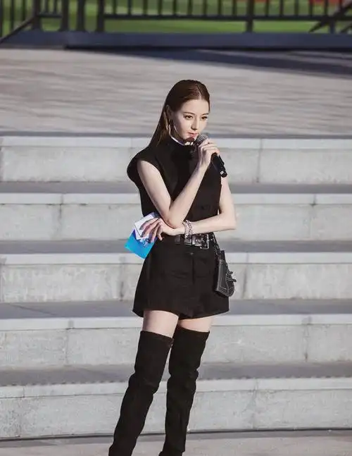 迪丽热巴的腿是有多直过膝靴都能被穿出堆堆袜感觉太厉害了