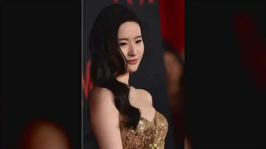 刘亦菲这是胖了多少?与杨幂仅相差1岁,外媒镜头下差距明显