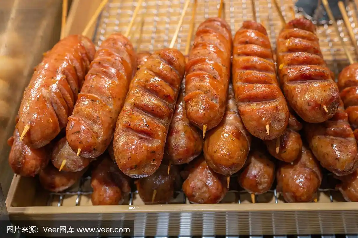 市场上架子上的美味炸香肠