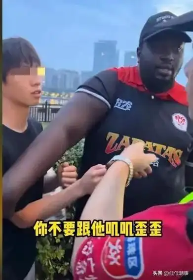 广州街头黑人竖中指挑衅,暴力对待拍摄者,网友:谁来管管?