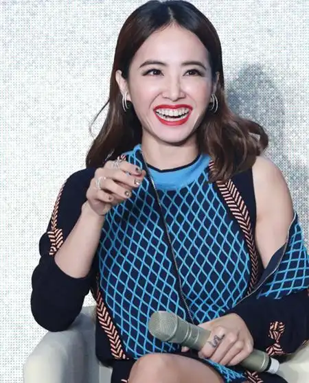 蔡依林秀半露香肩,托腮大笑变表情包!