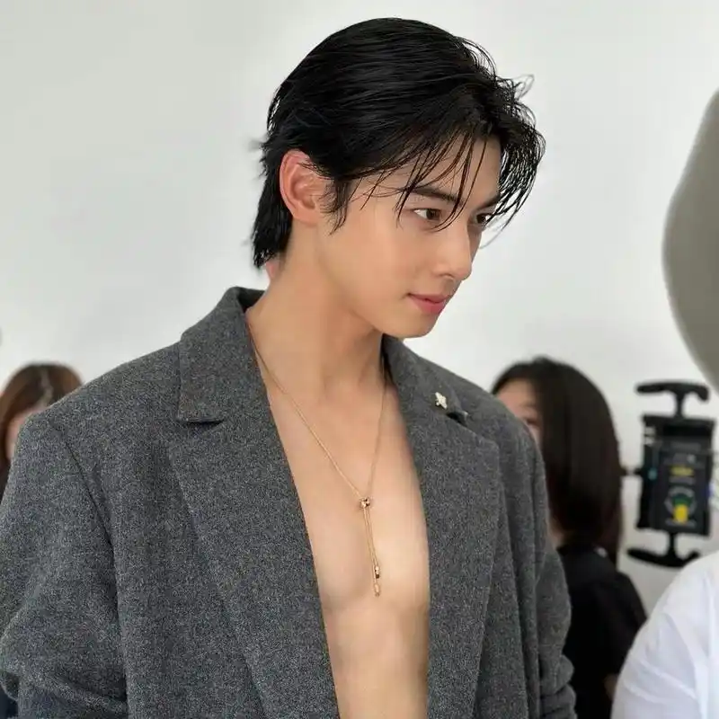 起猛了,看到车银优的腹肌了,好开心啊!身材真好,好想摸摸啊!