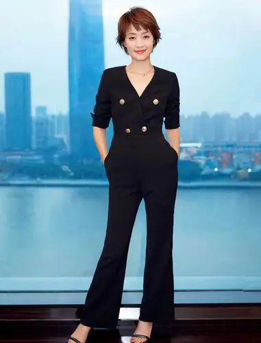 马伊琍曝光一组时尚大片,黑色连体裤干练友气质,尽显女强人风范