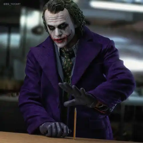 《蝙蝠侠:黑暗骑士》小丑1:4比例珍藏人偶实物图 极致演绎