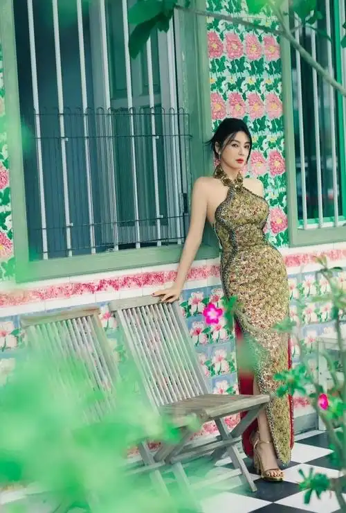 张雨绮身材火辣挂脖旗袍性感至极
