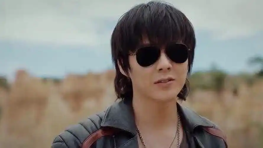 终极笔记:黑眼镜开启售货模式,衣服里挂满了各式眼镜,问吴邪要不要