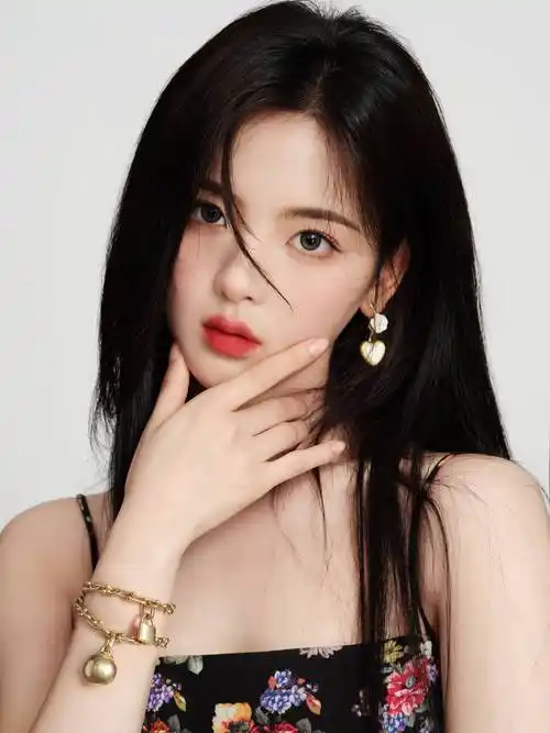 杨超越明眸红唇秀精致锁骨发丝飞扬洒脱又灵动