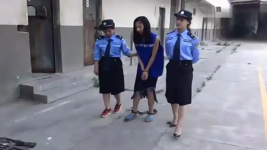 花季少年被判死刑带着手铐脚链的样子真让人心疼