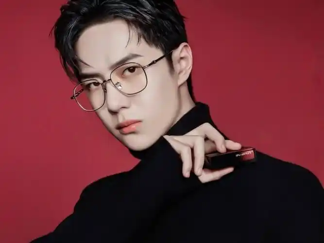 王一博打工人路透换风格录制天天向上戴眼镜穿毛衫太帅了