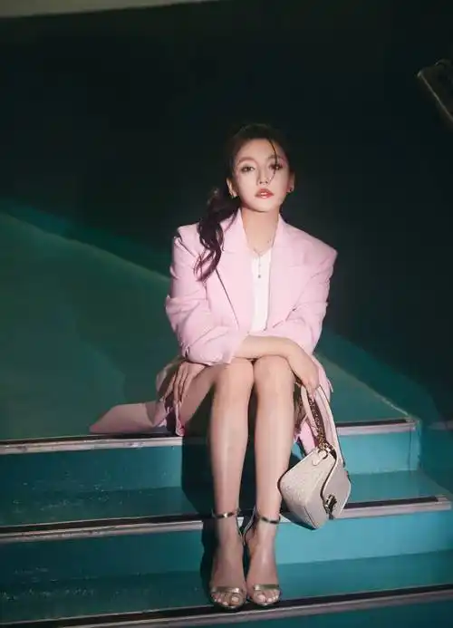 姜贞羽粉色西装出席mk秀场 高马尾造型彰显青春俏皮