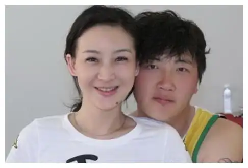 的妻子是买红妹,买红妹就是与郭冬临搭档过小品《有事您说话》的那位