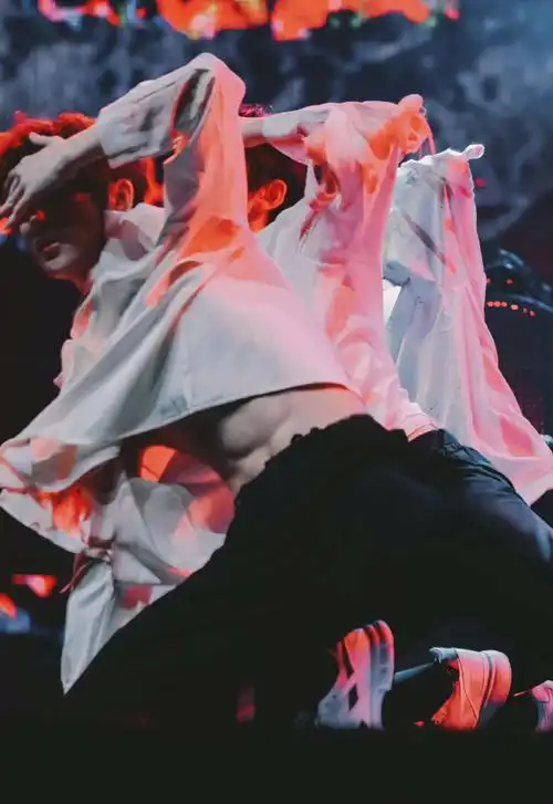 丁程鑫的腹肌线条#妈耶,@时代少年团-丁程鑫腹肌线条好绝好清晰,堪比