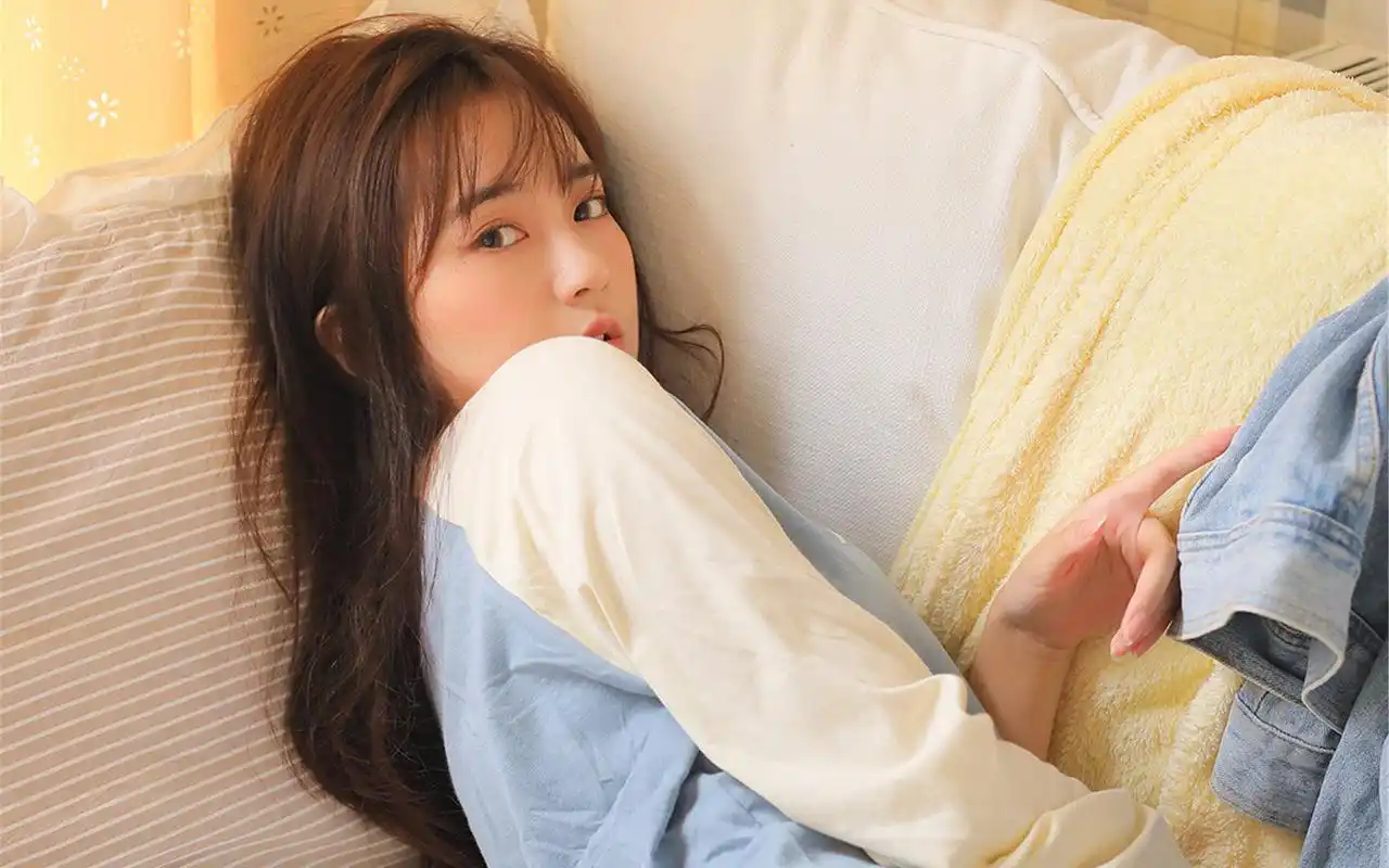 清甜长发美女性感写真图片桌面壁纸