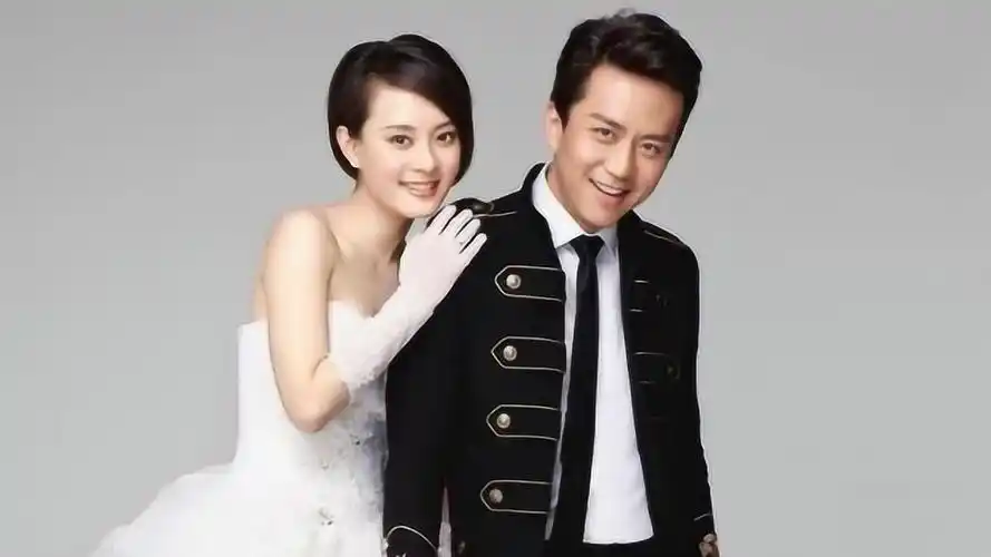 嬉闹中感受那种宠溺,邓超和孙俪秀恩爱的画面就像孩子打闹般纯真!