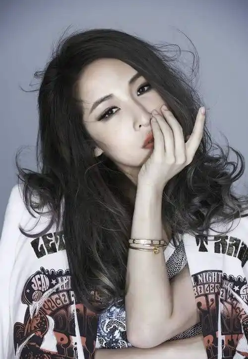 原创太粗心萧亚轩蒸桑拿未带房卡被关门外发视频求救男友误传微博