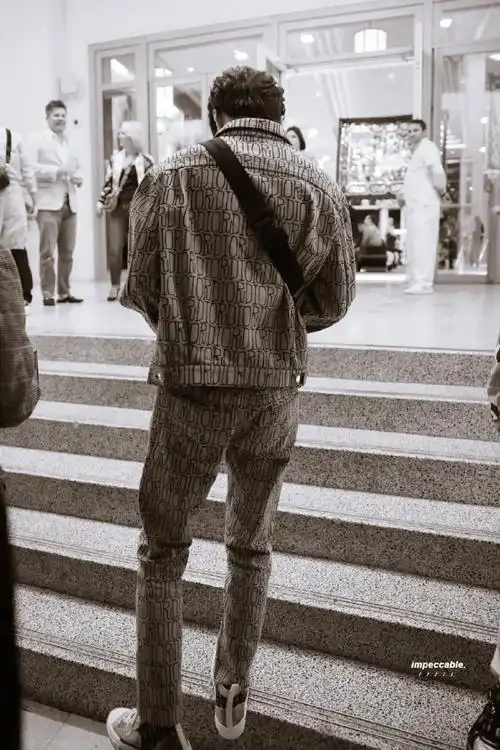 王俊凯出发巴黎#存档一些环游世界的奇迹小俊的背影@tfboys-王俊